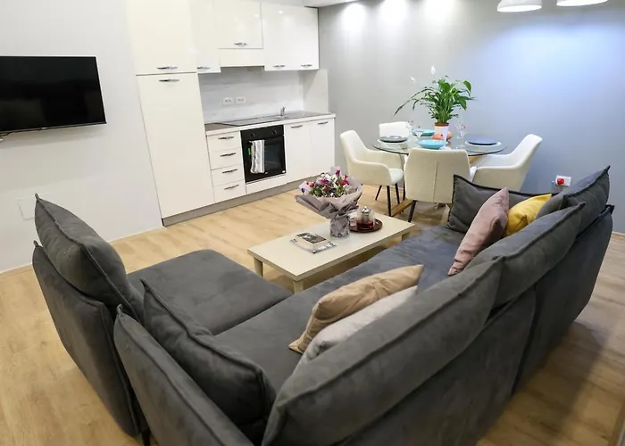 Select 9 * 地拉那